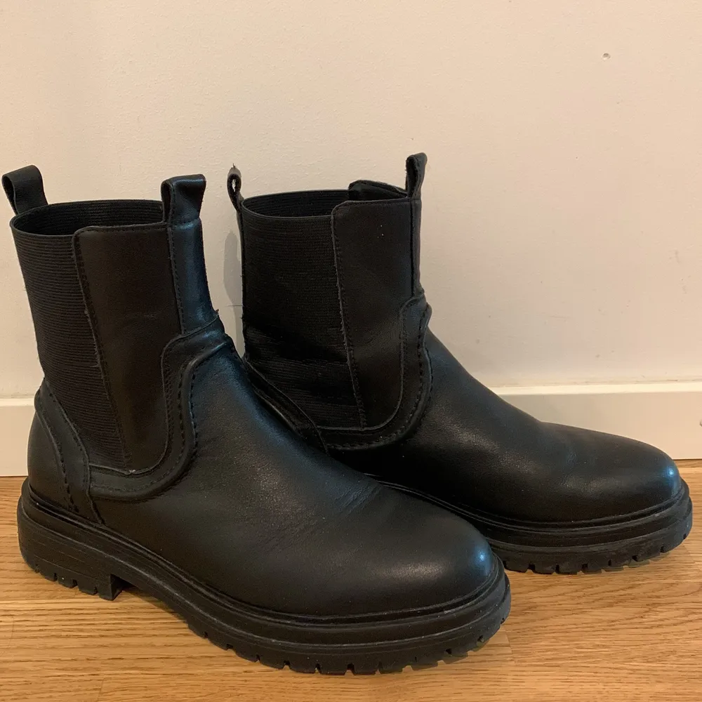 Black chelsea leather boots from Ellos. Skor.