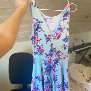 Sommarklänning - Somrig och blommig klänning med urskuren rygg.💓