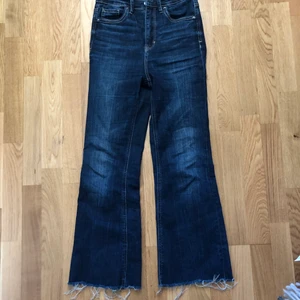 Cropped Flare byxor - Ett par mörkblå högmidjade cropped flare byxor från stradivarius i storlek 36.