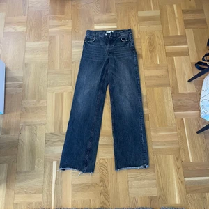 Jeans från zara i storlek 34 - Ett par jättefina byxor från zara i storlek 34. Aldrig använda då dom är försmå och har glömt lämna tillbaka dom och kan därför inte visa hur dom sitter på tyvärr. Men dom är heöt i nyskick och i en extremt fin modell 🥰