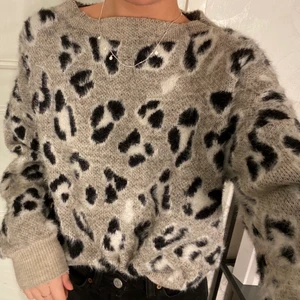 Stickad tröja - Jättefin stickad tröja i bra skick. Köparen står för frakten💕