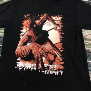 oversized t-shirt med spiderman tryck - Jätte snygg vintage spidermantröja med både tryck på fram och baksida. Står inte vilken strl den är men jag skulle gissa på L