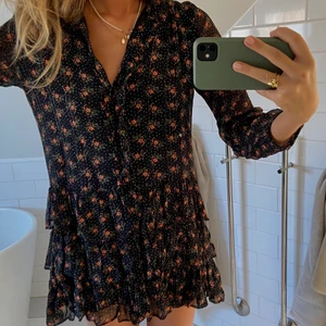 ZARA klänning - Superfin Zara klänning i storlek 36, jag är 172 och den är rätt kort på mig därav säljer jag den, använd 3-4 ggr😍❤️