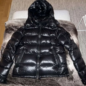 Moncler  - Jätte bra skick inga hål eller något och har bara haft den i en månad 