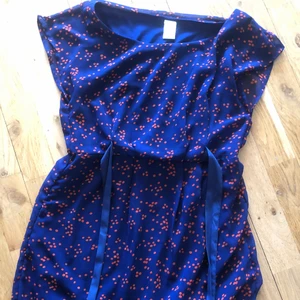 Vila sommarklänning xs - Blå med prickar och band runt om. Sommarklänning med luftigt material. 