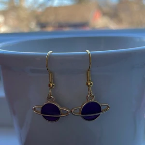 Smycken - Lilafärgade planeter!! Till ett bra pris passa på innan dem säljs!! Det finns ca 5 par så skinnda!!💓