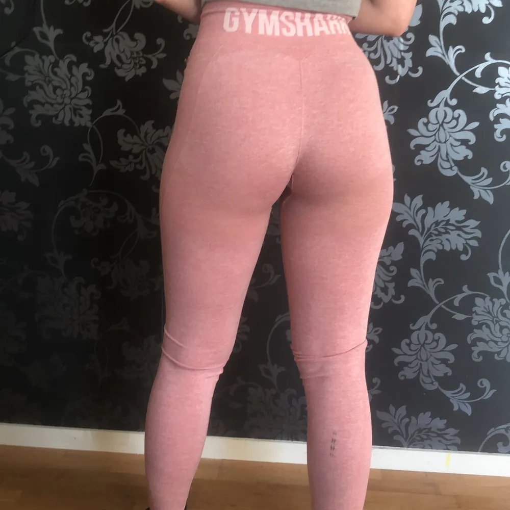 Ett par rosa tights från gymshark med ett hål. Jeans & Byxor.