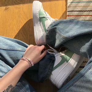 Nike air force 1 Shadow 🌱 - Nike air force 1 shadow med gröna detaljer. Går att köpa på instagram StainsCustoms. 🤩