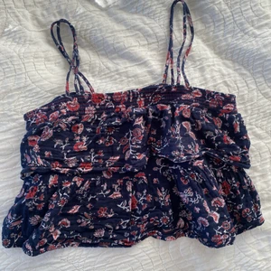 Zara topp - Mönstrad volang topp från zara, använd endast en gång💕 tröjan finns inte längre på deras hemsida.