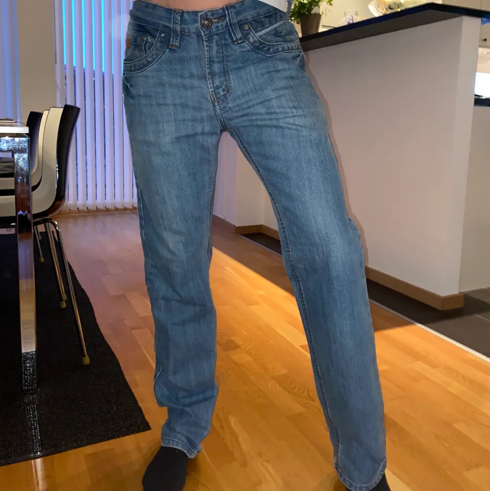 Lågmidjade Jeans från Versace köpte på second hand strl 33 men tajta på mig som har 38 i vanliga fall o lösa på min syster (bild 3) som har 34 vanligtvis. Buda från 300. Jeans & Byxor.