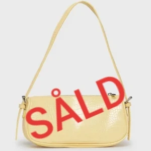 väskor - 3 fina väskor-Kostar: 50kr/styck. DEN SVARTA FINNS KVAR- tillkommer även ett längre band som man kan knyta på själv(för att bära crossbody). Se min separata annons för denna för mer info/bilder💖Frakt: 66kr