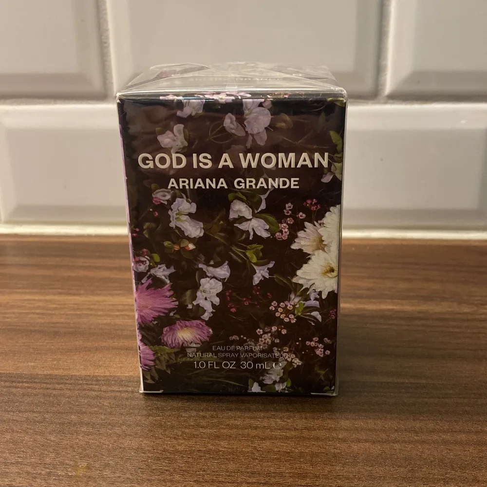 Säljer en oanvänd parfym från Ariana Grande ”God is a woman”. 30ml. . Övrigt.