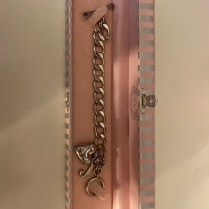 Juicy couture armband - Jättefint armband från juicy couture. Stål med silver färgat. Lite stor men arnas sitter bra. Köparen står för frakt❤️❤️ skriv för bilder på!!