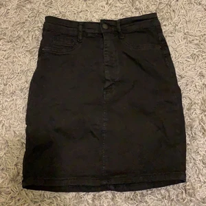 Svart jeanskjol - Svart jeanskjol från Gina, sitter tajt men den är världsfred stretchig