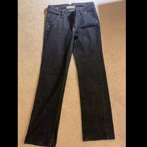 lågmidjade jeans 👖  - säljer pågrund av dem blivit för små för mig. dem e längre än vad den ser ut vid bena dock:)