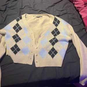 Kofta från SHEIN  - En använd kofta i storlek 40/42, tyvärr är det en fläck i bak av koftan samt att en lapp i nacken har gått av. Köparen står för frakt