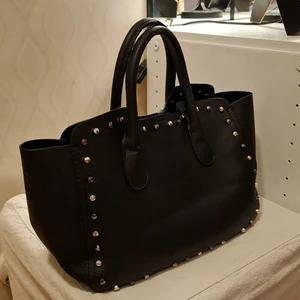 Fina väska - Jag säljer min svarta väska eftersom jag tyvärr inte har använt den på länge Väskan är i utmärkt skick, utan några skador. Det är två i ett 🖤