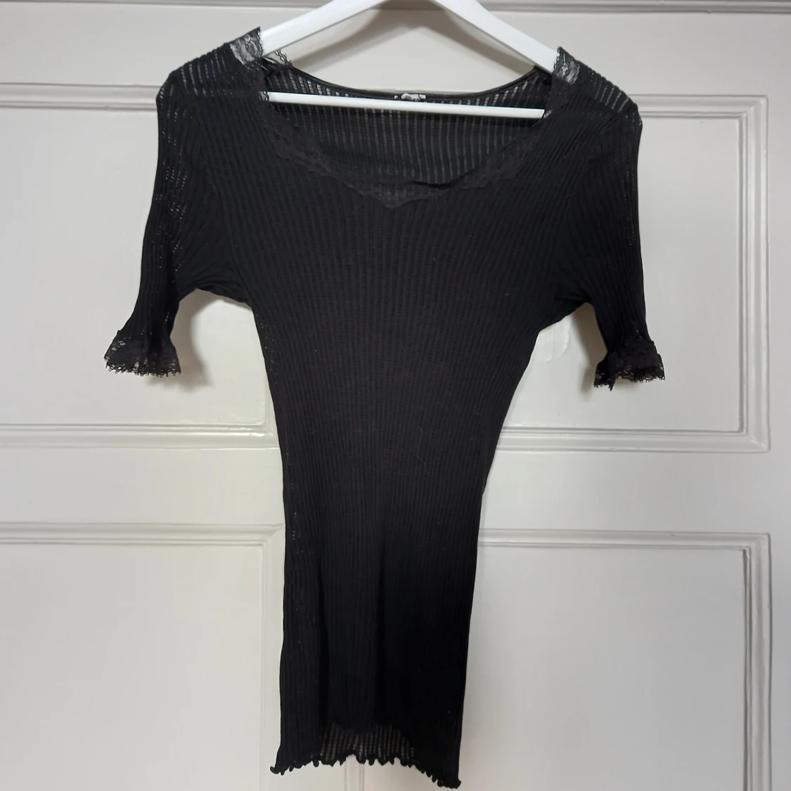 ribbad tröja med spetsdetalj