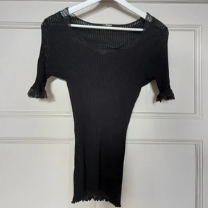 ribbad tröja med spetsdetalj - en tunn ribbad topp med spetsdetaljer. i mycket fint skick. tröjan är väldigt töjbar och passar därför de flesta, men sitter bra på strl s/m. korta ärmar med spets och lettuce hem vid botten. jag möts upp i Malmö, annars betalar köparen en mindre summa för frakt. DMa för frågor/detaljer osv. 💌