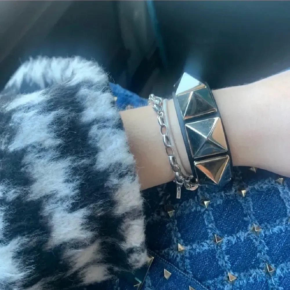 Säljer detta äkta valentino armband! ❤️ super snyggt! Nypris var 3800kr! Byter gärna ❤️ dm för mer frågor! . Accessoarer.