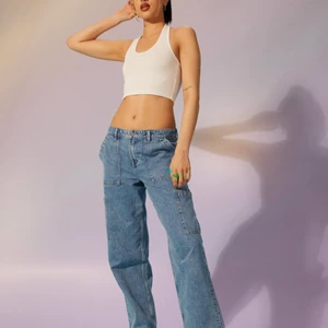 Low waist cargo jeans - Supersnygga jeans från hm, säljes då jag beställde två strl och behöll den ena. Tiden för retur har gått ut så säljer här! Helt slutsålda på hemsidan. 