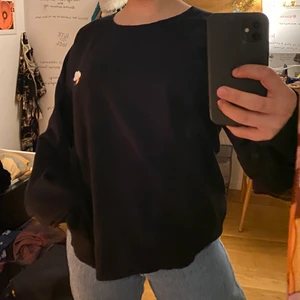 Svart tröja från dedicated ☺️ - Nyskick, aldrig använd av mig! Dedicated är ett hållbart företag, med fina kläder med litet ekologiskt avtryck. 💕💕