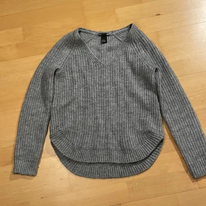 Super fin stickad tröja från H&M - Storlek xs. Tröjan är lite stigit så man kan ha en tröja under🤩 super snygg!! Har bara använt den få gånger eftersom har inte fått tillfällen❤️❤️
