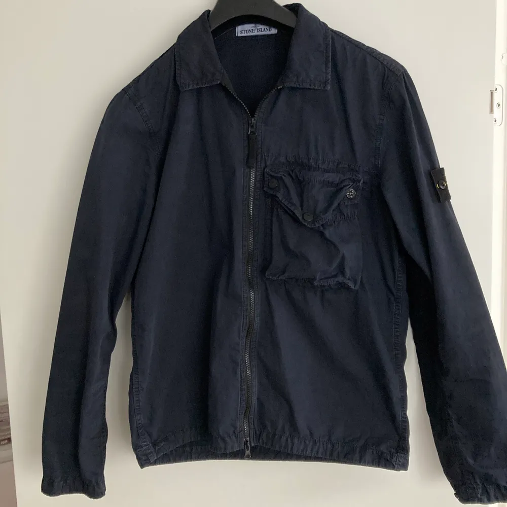 Mörkblå Stone Island overshirt M , skick 10/10 (endast prövats) säljs på grund av fel storlek  . Jackor.