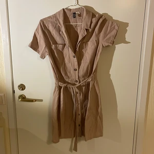 Ljusbrun klänning från hm  - Använd Max 2 gånger. Säljer då den inte är min stil. 