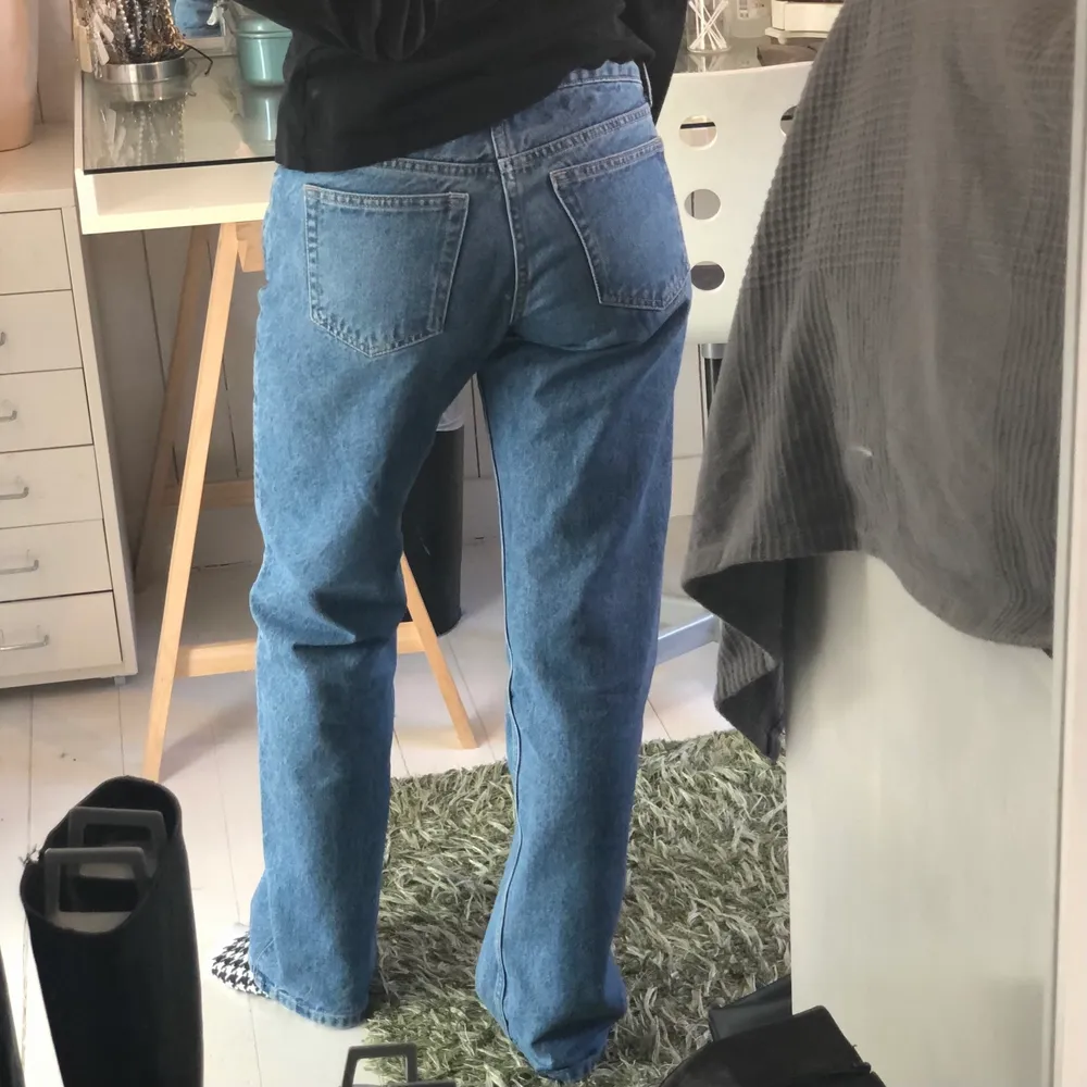 Svinnajjs lågmidjade jeans från Weekday i modellen Arrow! Älskar modellen, men de har tyvärr bara blivit liggande i garderoben. Använda Max 3 gånger. Jeans & Byxor.