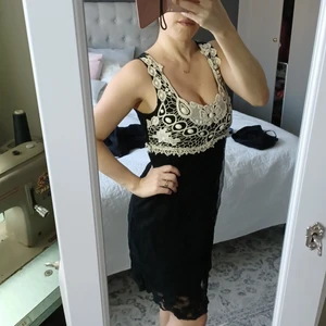 Jättefin spetsklänning med stenar  - Spetsklänning med vita stenar.  För liten på mig. Storlek 6