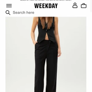 Kostymbyxor - As snygga kostymbyxor från weekday, säljer då dem inye kommer till användning, har aldrig använt dem så det är inga slitningar på dem  