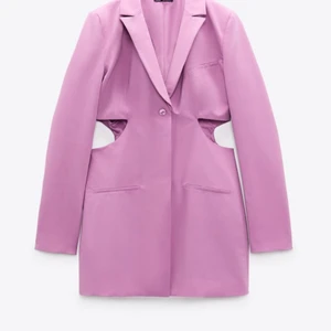 Blazer klänning  - Skit snygg och trendig blazer klänning. Formar kroppen skit snyggt och kan både kläs ner och upp. Slutsåld på zara. Köpt för 559kr. Mitt pris 250kr