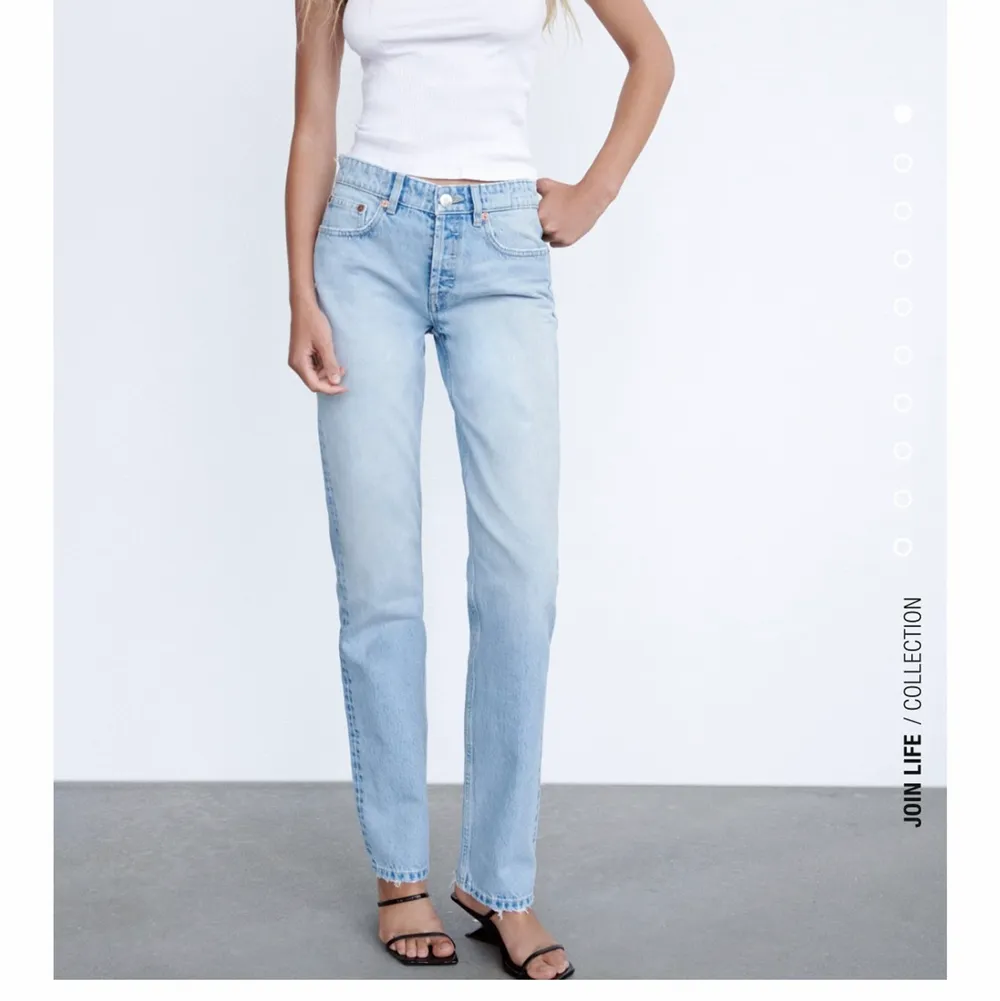 midrise jeans från zara i storlek 34 som inte kommer till användning då dem tyvärr är för små, knappt använda säljer för 200+ frakt💕. Jeans & Byxor.