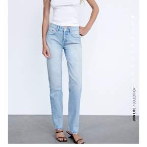 midrise jeans från zara i storlek 34 som inte kommer till användning då dem tyvärr är för små, knappt använda säljer för 200+ frakt💕