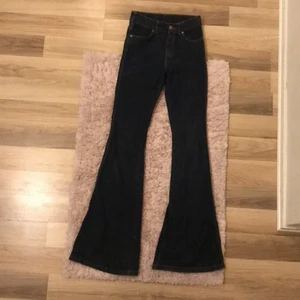 mörk dr. denim flare jeans st.34 🥰 - st 34 mörkblå flare jeans av dr. denim, inga tydliga defekter på jeansen, bara haft på en gång tidigare 🥰