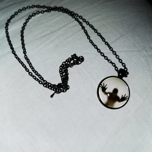 Halsband  - Halsband som lyser i mörker om du haft den emot ljuset. Knappt använd. 