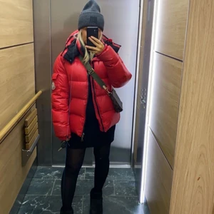 Moncler jacka - Röd moncler jacka, vintage, storlek M,L overzised men jag är i vanliga fall S