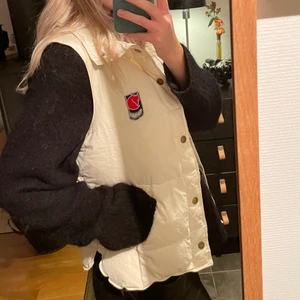 Fjällräven väst  - Dunväst från fjällräven i storlek 38 men skulle säga att den är som en 34/36. Väldigt fint skick, knappt använd.