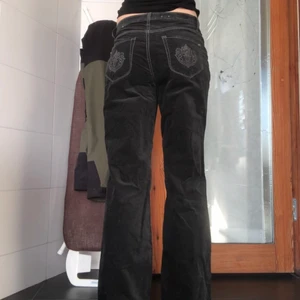 Midwaist byxor - Straight leg, midwaist byxor i sammet aktigt material från Cambio. Passar mig som är 174cm. Innerbenslängd: ca 84cm