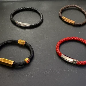 James Barts - Armband  - Aldrig använda, 18karats guldplatering, ny pris i butik 399kr st (dom i skinn), mitt pris 100kr st. Det svarta armbandet, ny pris i butik 599kr, mitt pris 200kr.