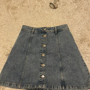 Blå jeanskjol  - Jättesnygg jeanskjol från hm med knappar. Säljer då den är för liten. Har använts några gånger men där är inga fläckar elller hål.