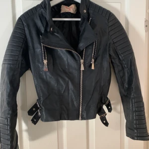 Skinnjacka  - Skinnjacka från Chiquelle, märke Voyelles. Köpt för några år sen men knappt använd. Storlek 38 men liten i storleken så skulle säga mer xs/s på denna. 