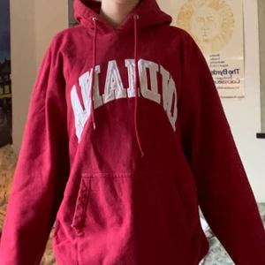 vintage hoodie  - röd vintage hoodie inköpt på beyond retro för ca 300kr. väldigt snygg, mysig, värmande och tjock. har dock några vita små fläckar som jag ska undersöka ifall de går bort i tvätten eller ej.