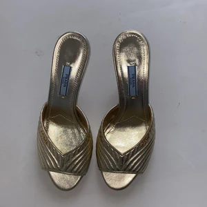 Prada skor  - Helt oanvända Prada klackskor! Endast prövade men är tyvärr för små. Ser om någon vill köpa innan jag returnerar. Kommer med certifikation för äkthet och i orginalförpackning 