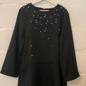 Klänning  - En skitsnygg festklänning med nitar från H&M i storlek XS och passar perfekt på mig som vanligtvis har S❤️ använd en gång!💓