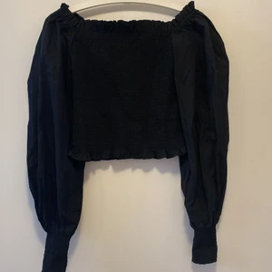 Smockad festtopp - En snygg smockad festtopp med ballongärmar! Jättesnygg att ha på fest! Antingen kan man ha den som offshoulder eller som på bilden!