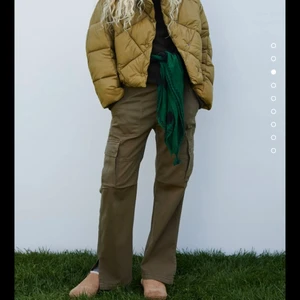 Cargo byxa - Säljer mina cargobyxor från Zara i storlek Xs pågrund av alldeles för stora💔💔 Stora i storleken, jag är vanligtvis en storlek xs/34. Pris kan diskuteras!