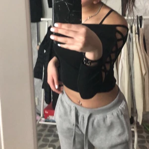 långärmad topp - säljer dessa två söta toppar med lite öppna axlar. båda för 50 eller en för 30kr. (storlek xs)