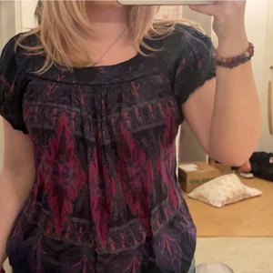 Väldigt fin tunika från Indiska - Köpt second hand men sparsamt använd. Väldigt bekväm, älskar den men säljer tyvärr då den inte används. Står Xs men passar nog en S pckså beroende på bh storlek. Jag har storlek S och den är lite tight. Möts eller fraktar mot betalning❣️